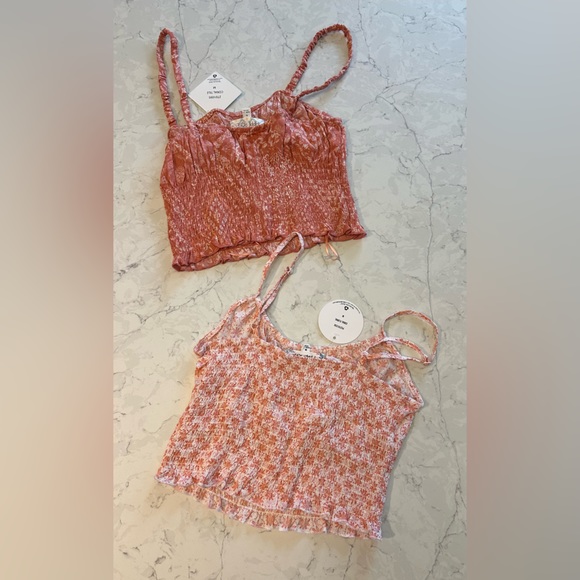 🥰 2/$25 Bundle of 2 crop tops - Picture 2 of 11